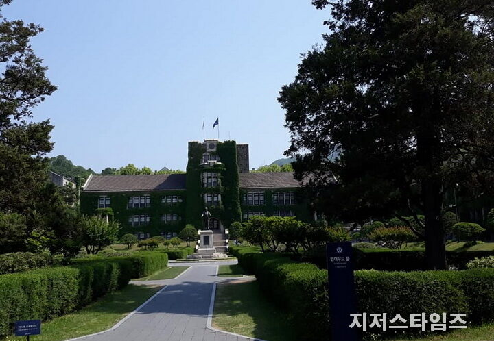 신촌 연세대 본관 정원002.jpg