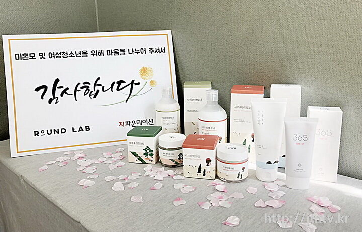 지난 14일_ 서린컴퍼니(주)에서 지파운데이션에 1_700여 개의 화장품을 기부했다-01.jpg