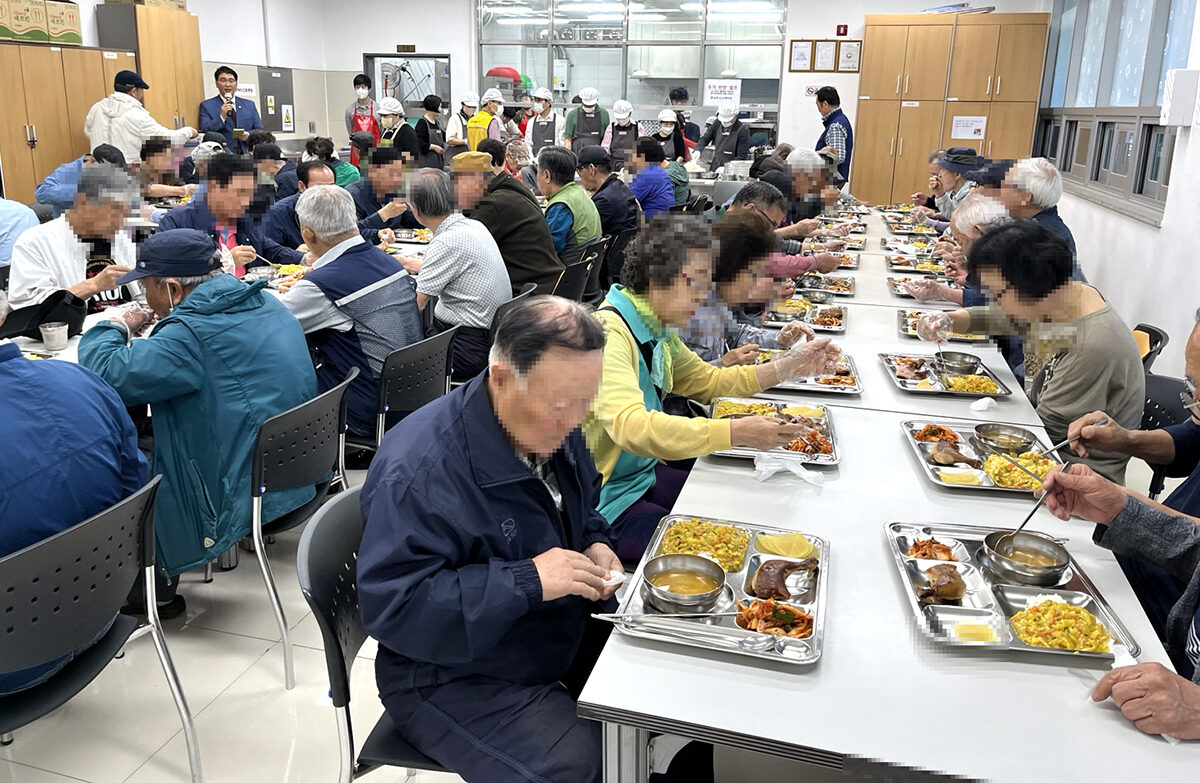 9. 사진자료[삼척시노인복지관 어버이날 행사]1.jpg