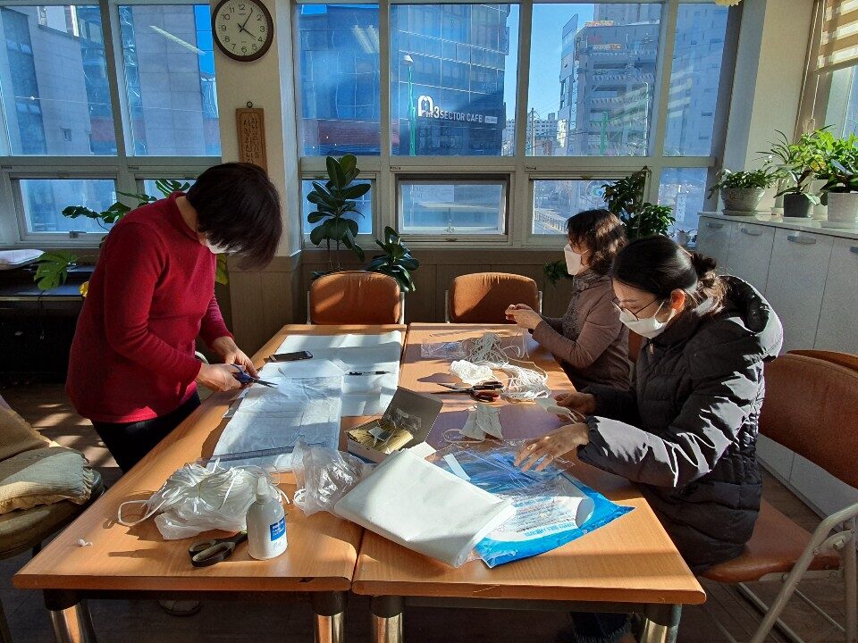 주은혜교회마스크만들기2.jpg
