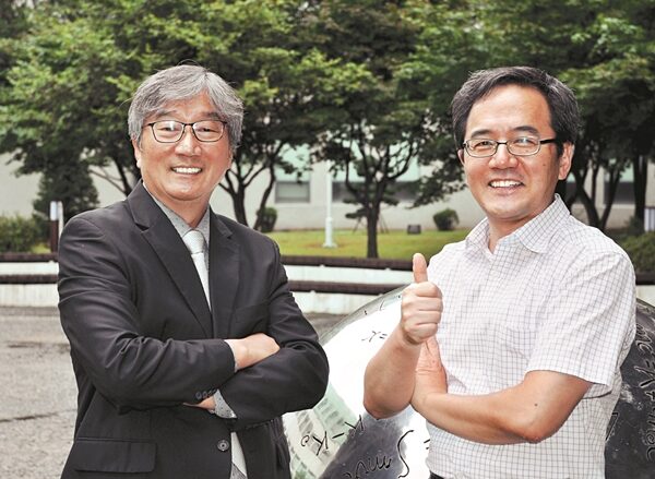 를 개발한 김준성 목사(왼쪽)와 조영돈 박사..jpg