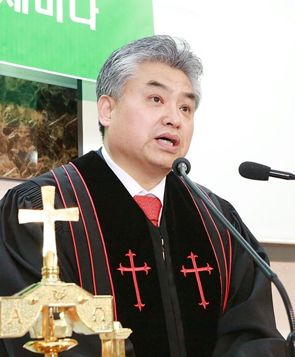 담임 김창룡 목사2.JPG