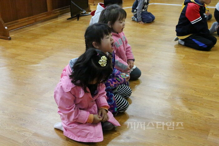 큰 소리로 기도하는 기도하는 천사들....jpg
